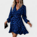 Robe élégante à imprimé léopard, décolleté en V et ceinture à nouer
